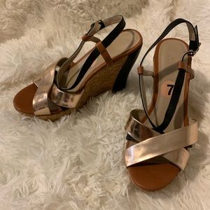 Divietto Rose Gold & Black Strappy Wedge SZ 7